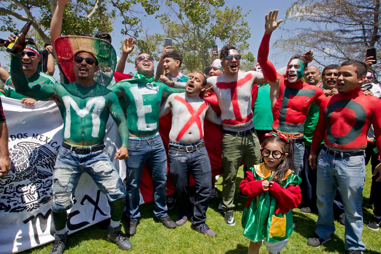 Con sombreros, maquillaje, máscaras y sobre todo, mucha actitud y mucha fiesta, la afición mexicana de Los Angeles apoyó de gran manera al TRI en su partido ante Croacia.