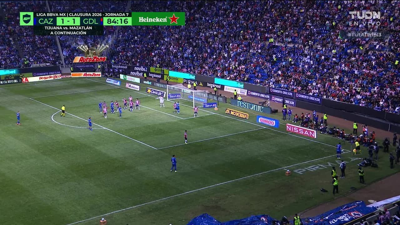 ¡GOL!  anota para Cruz Azul. Carlos Rodríguez