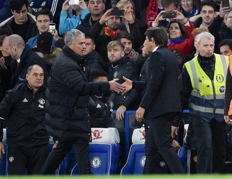 La resignación de Mourinho con Manchester United y la felicidad de Antonio Conte con Chelsea se cruzaron en un saludo al final del partido, con dos historias y mundos diferentes en Inglaterra.