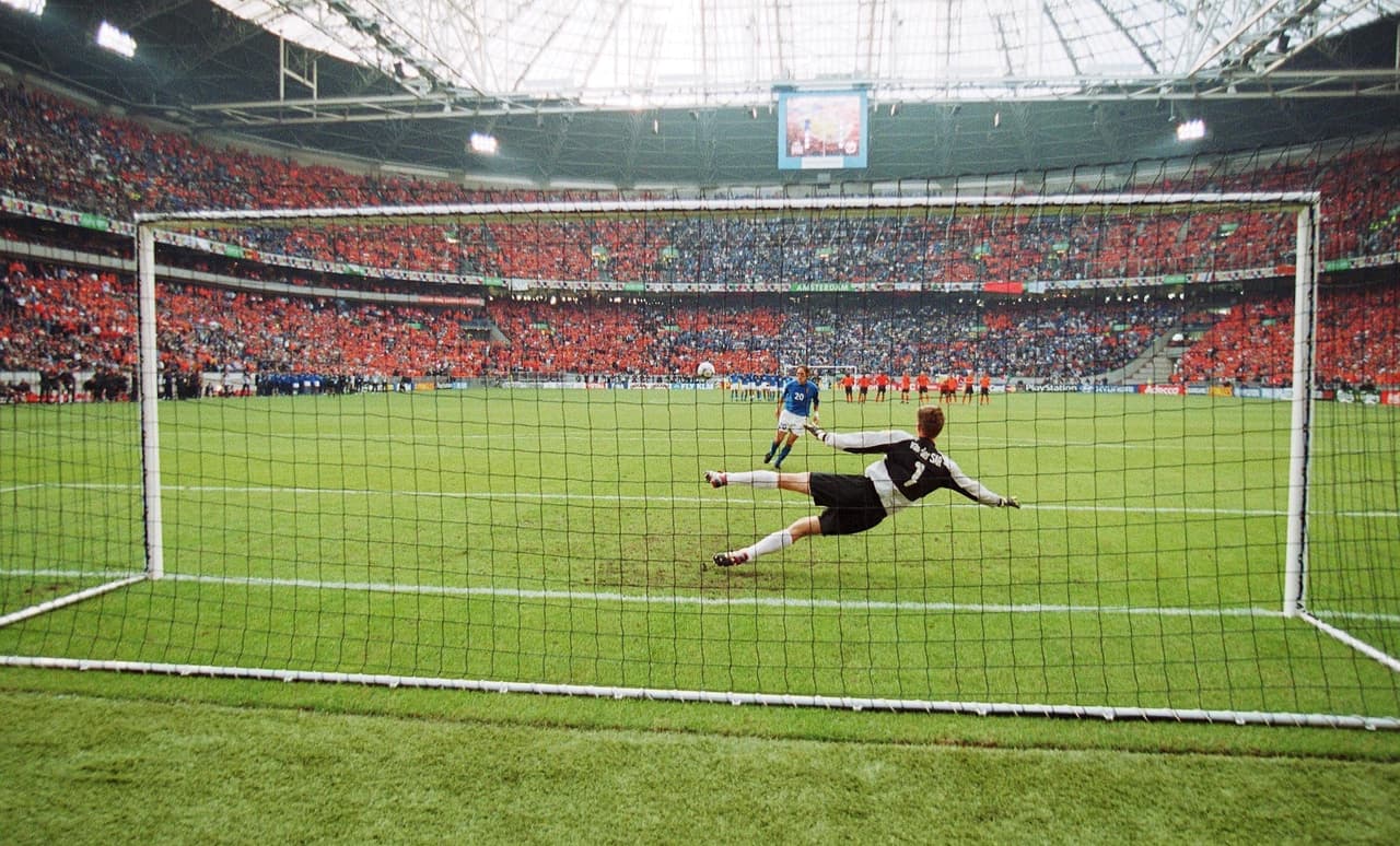 Francesco Totti siguió su ejemplo en la Eurocopa 2000 ante Holanda en Ámsterdam, venciendo a Edwin van der Sar.