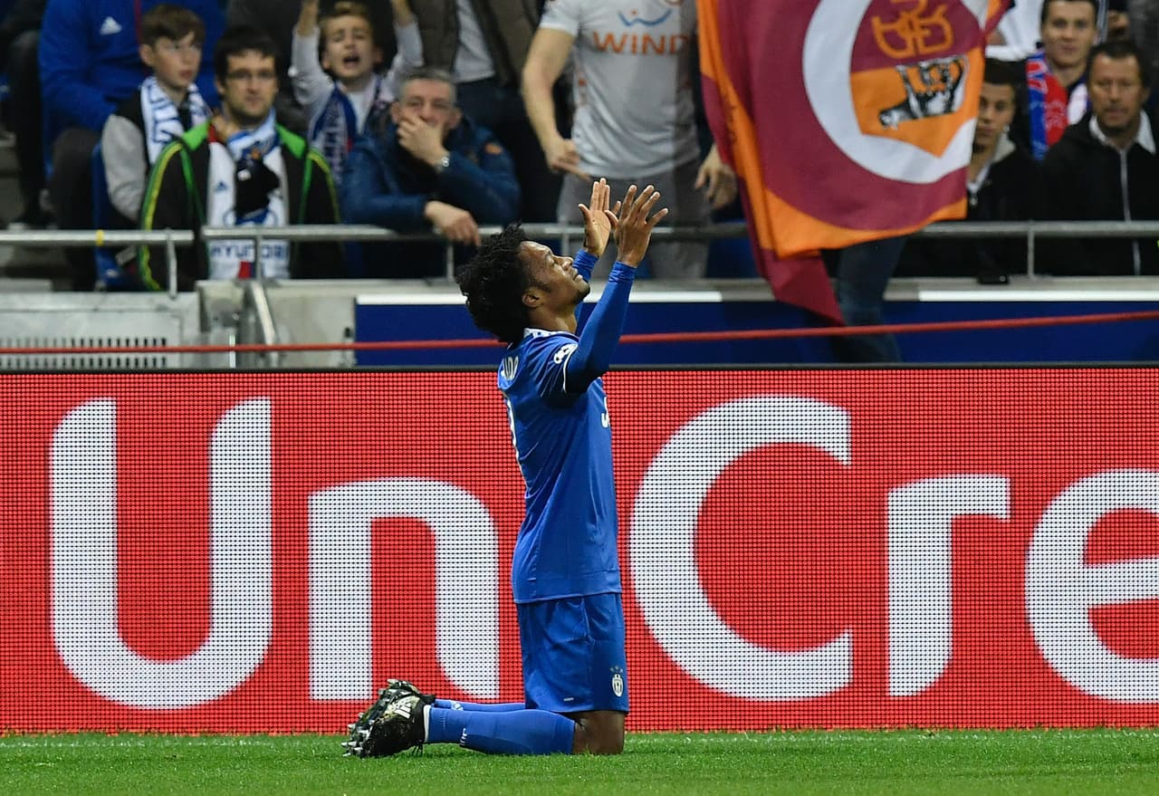 Juventus, gracias al gol de Cuadrado y un penalti atajado por Pierluigi Buffon, llegó a 7 puntos, igualado con Sevilla, mientras que Lyon quedó de tercero con tres unidades.