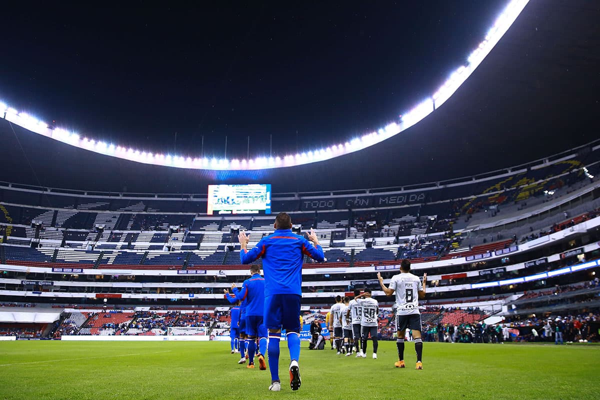 Sin embargo, la asistencia en el Estadio Azteca fue muy baja luego que Cruz Azul perdiera el invicto en la jornada anterior frente al Necaxa.