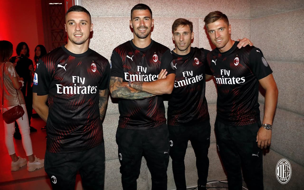 Los Rossoneros ya tienen su tercera piel para la siguiente temporada en la que esperan recuperar su lugar como un gran de Italia. La playera cuenta con un diseño de ondas en diferentes sentidos con el negro y rojo como protagonistas.