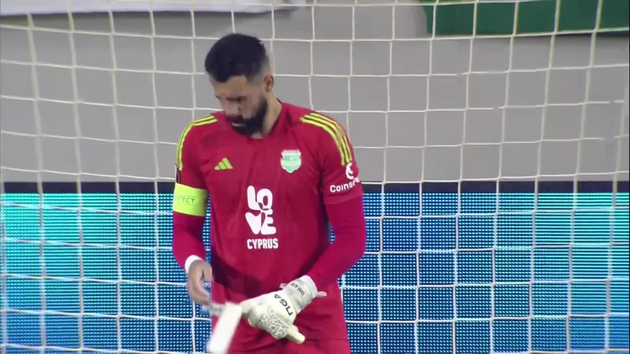 Arranca el partido y la pelota está en juego.