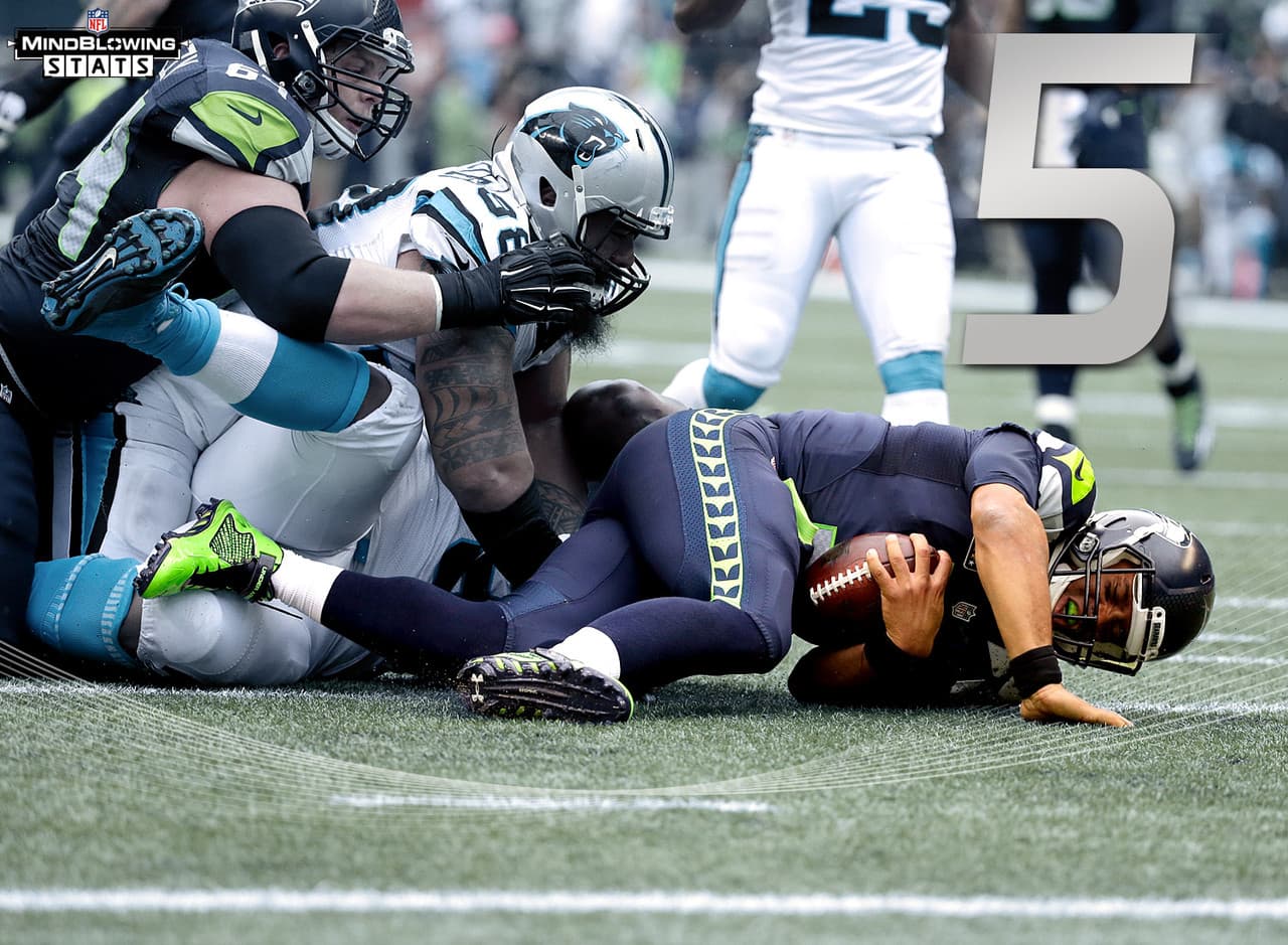 10.- Defensiva en caída libre.- En esta temporada, la defensiva de los Seahawks ha sufrido en el cuarto periodo. En los primeros tres cuartos de los juegos, la defensiva de Seattle está entre las cinco mejores en la NFL en puntos por juego, yardas totales y yardas por pase, sin embargo, en el cuarto periodo, Seattle están entre las últimas cinco defensivas en esas tres categorías.