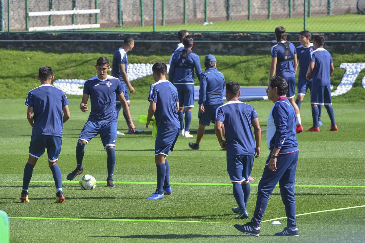 Cruz Azul vive un momento complicado lejos de los puestos de comando en la Liga MX, situación que tiene al técnico Pedro Caixinha muy incómodo desde el banquillo.