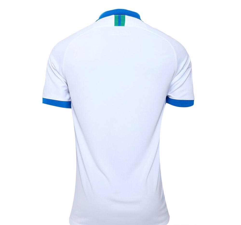 El jersey será blanco en la su mayoría a excepción del cuello y las mangas donde tendrá detalles azules y verdes.