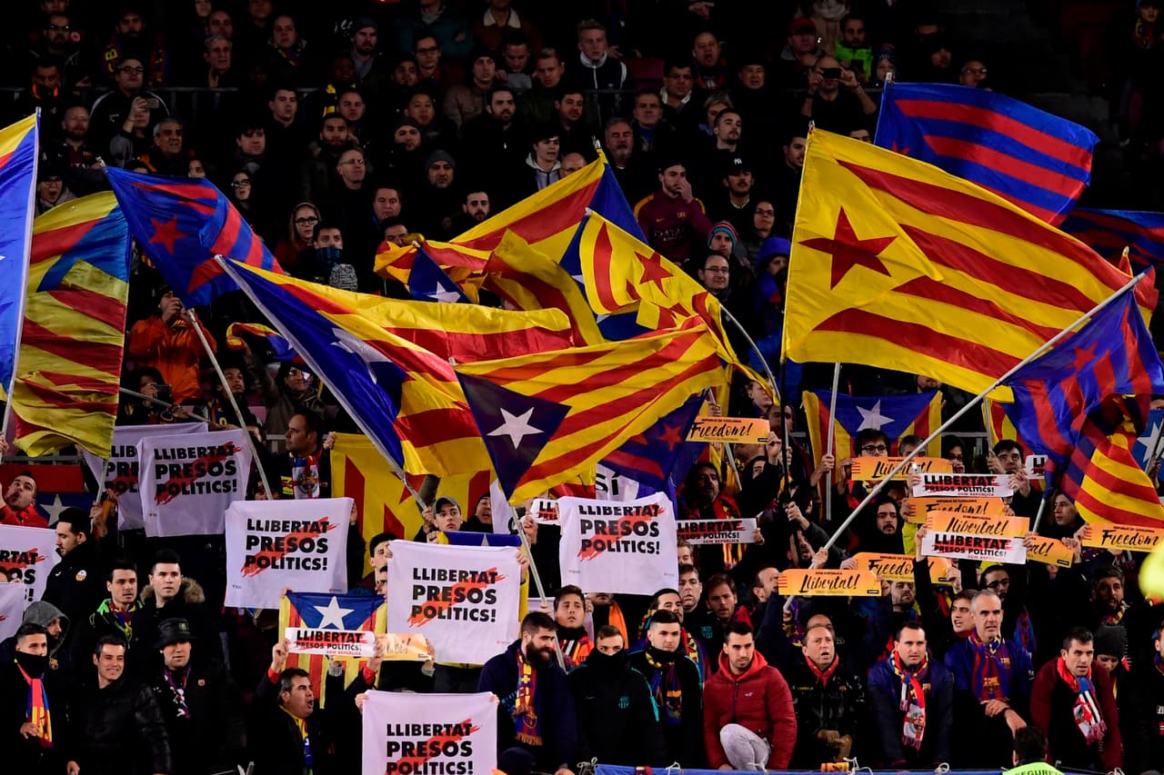 La jornada también fue testigo de una nueva protesta política de los fanáticos en medio de la situación en Cataluña.