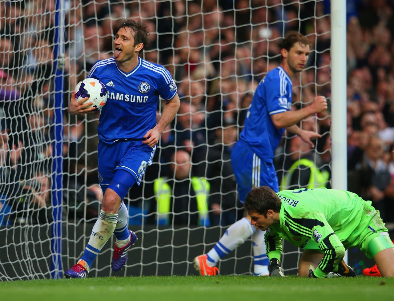 Con 209 tantos, es el máximo goleador histórico del Chelsea , en donde estuvo durante 13 años.