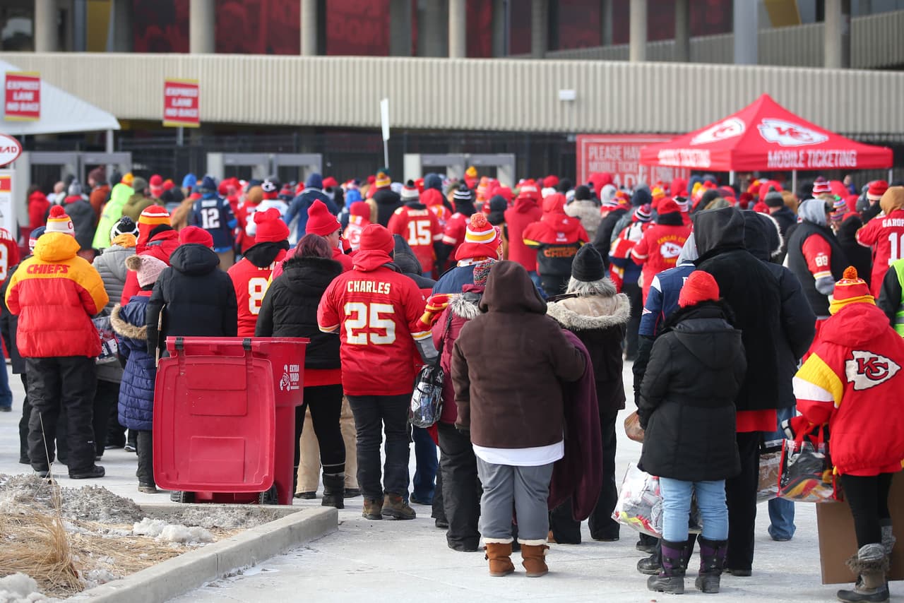 En las afueras de Arrowhead Stadium se reunieron los fanáticos de los Chiefs para entrar en calor antes de la Final de la AFC.