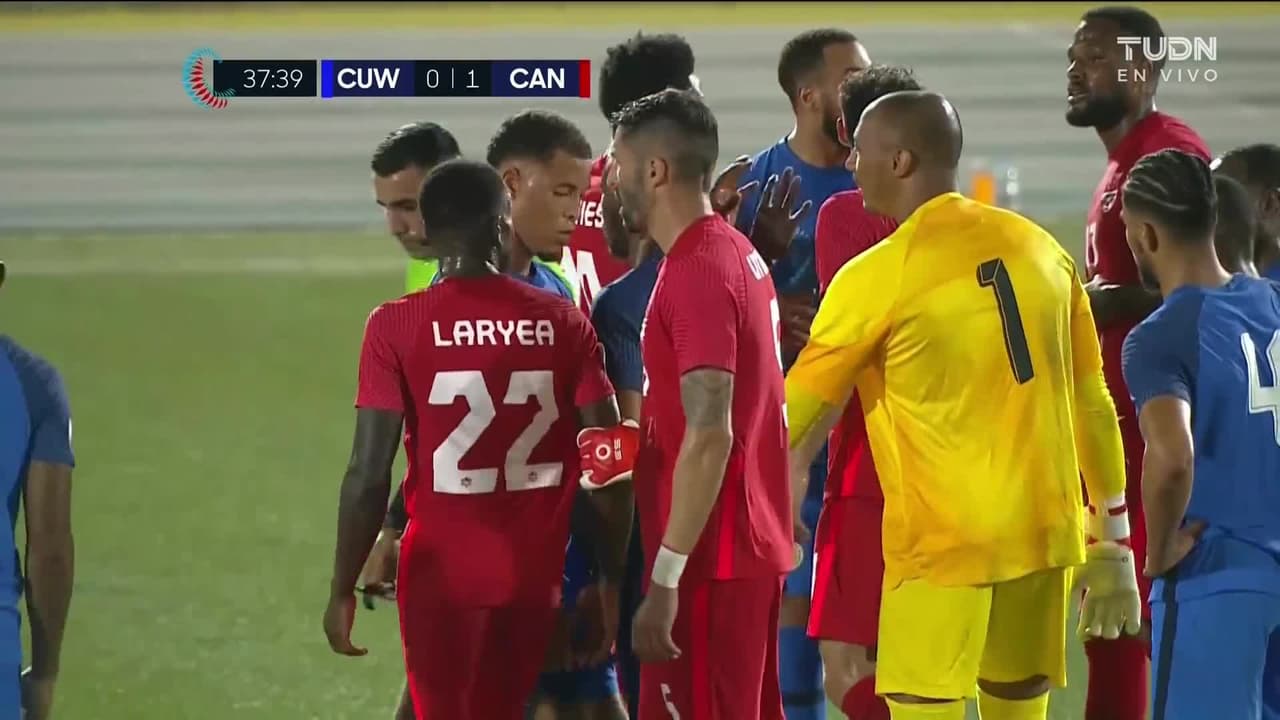 ¡Tarjeta Roja! Juriën Gaari recibe la segunda amarilla y se va del juego.