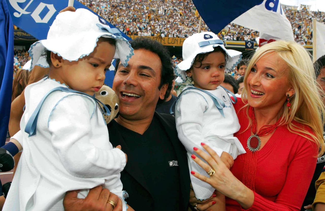 Hugo Sánchez está casado con la española Isabel Martín desde el año 2000 y con ella tiene dos hijos. De un matrimonio anterior, el mexicano también tiene un hijo mayor y una hija.