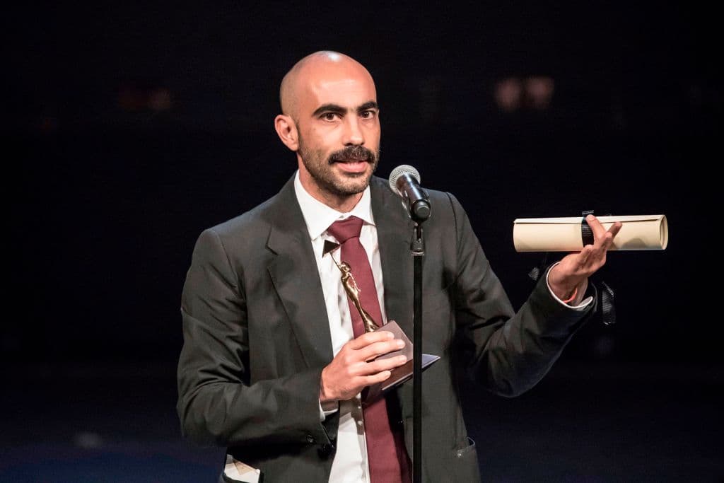 Ulises debe huir del país por problemas con una pandilla enemiga que lo amenaza de muerte. El joven vivía en un barrio pobre, por lo que al llegar a Nueva York se topa con un nuevo mundo y cultura.
<br>