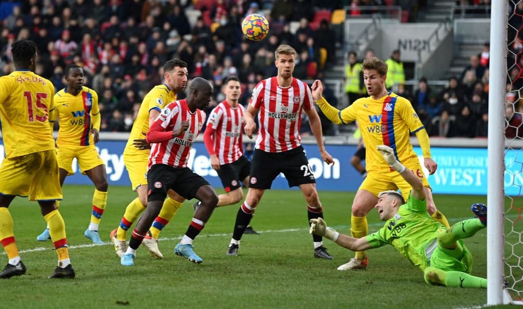 Manchester United tropieza y empatan 1-1 con el Southampton, Manchester City pasa por encima del Norwich City 0-4, Brentford empató 0-0 con el Crystal Palace, Everton golea 3-0 al leeds United y Watford cae en casa 0-2 con el Brighton & Hove Albion.