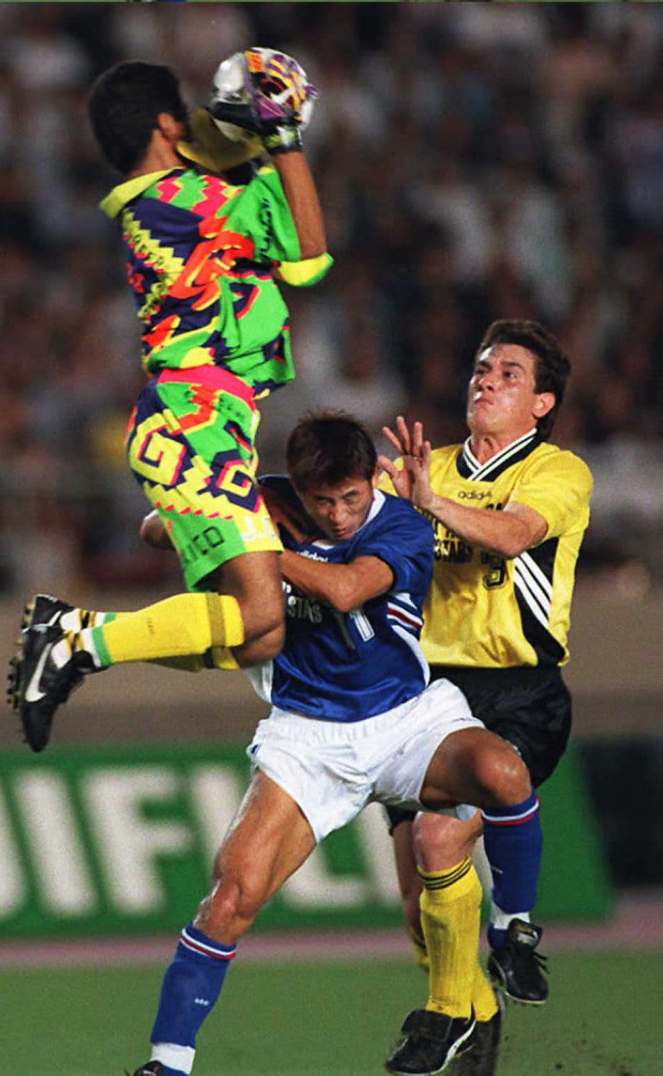 Para 1992, el fútbol nipón se profesionalizó y Miura estuvo con Verdy Kawasaki. Como anécdota, este Oliver Atom enfrentó al Ricardo Espadas real, Jorge Campos, en un amistoso de Resto del Mundo.