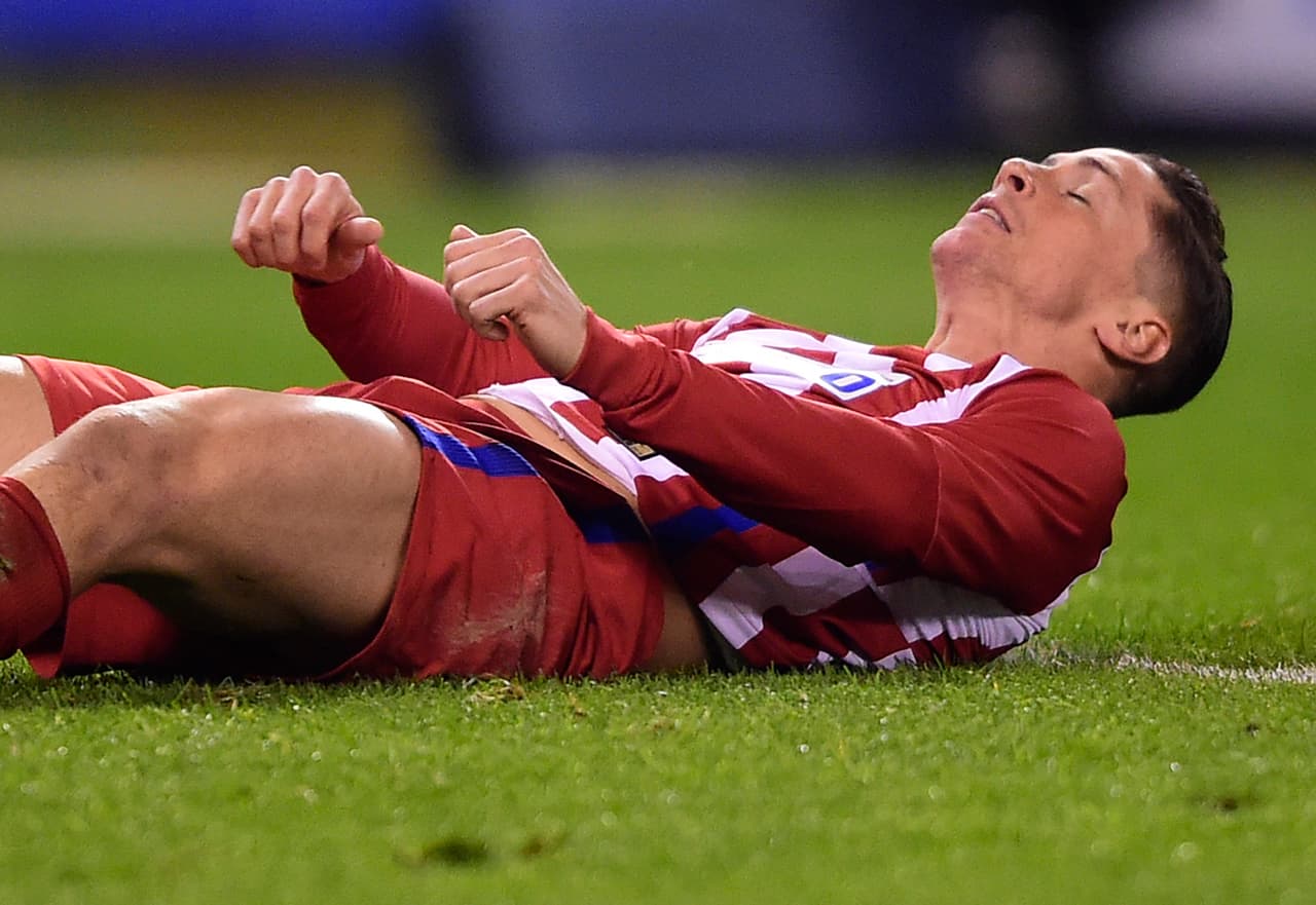 TOPSHOT - Atletico Madrid's forward Fernando Torres lies on the field after loosing a chance to score during the Spanish league football match RC Deportivo de la Coruna vs Club Atletico de Madrid at the Municipal de Riazor stadium in La Coruna on March 2, 2017. / AFP PHOTO / MIGUEL RIOPA (Photo credit should read MIGUEL RIOPA/AFP/Getty Images)