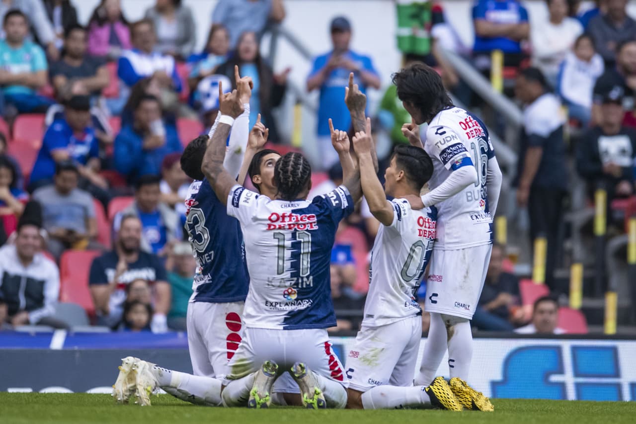 Con goles de Santiago Giménez, Jonathan Rodríguez y Juan Escobar, Cruz Azul consigue la voltereta y se lleva los tres puntos en el estadio Azteca.