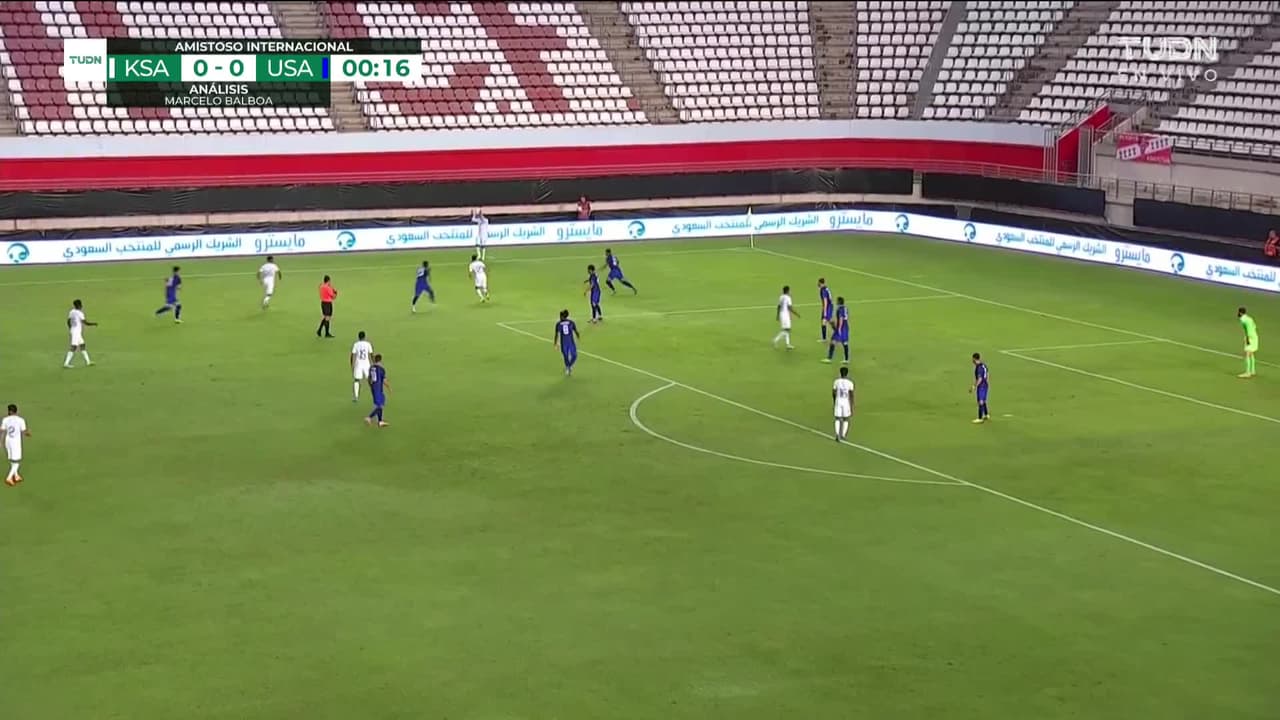 Arranca el partido y la pelota está en juego.