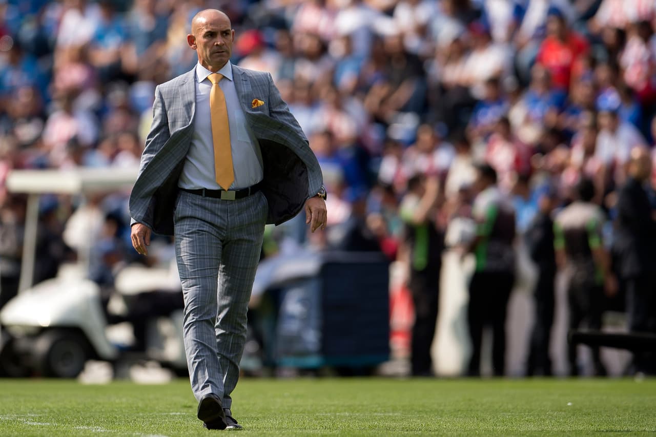 Quizá presagiando lo que se venía, Paco Jémez caminaba nerviosamente en el área tecnica.