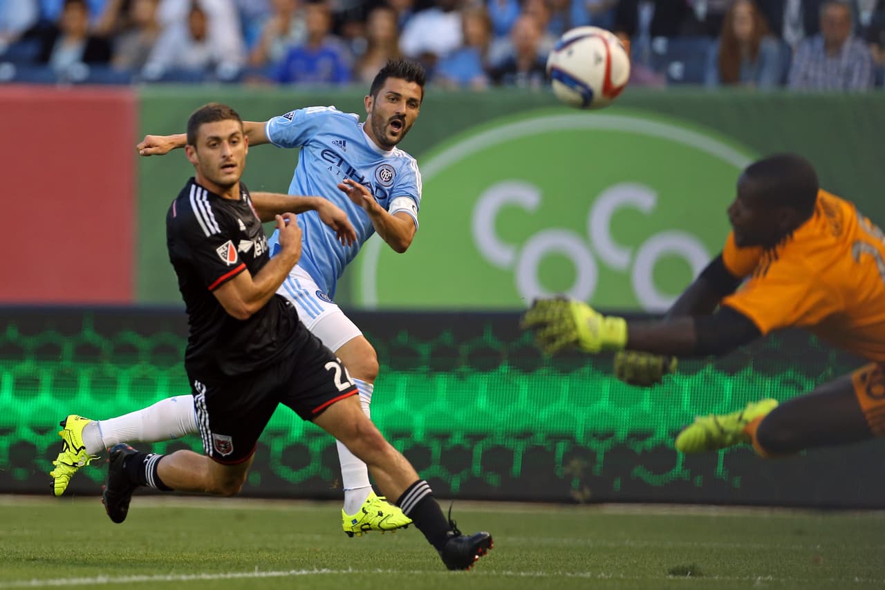 Chris Korb en la marca sobre David Villa.