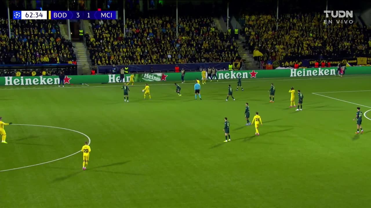 ¡CERCA! Jens Petter Hauge disparó que se estrella en el poste.