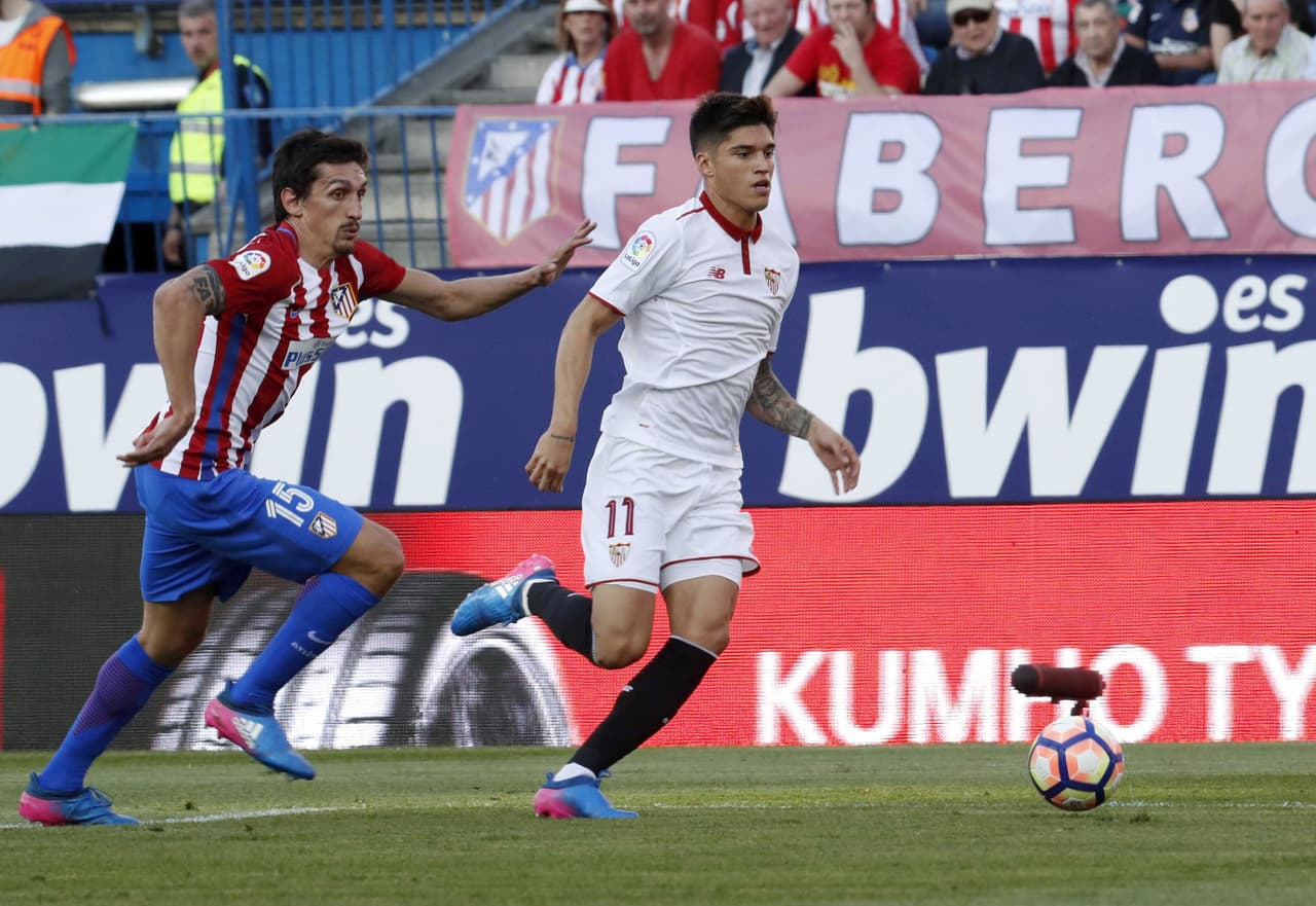 Desde el banquillo mostró cierta intención para el segundo tiempo, con una simple sustitución -entró Jovetic, un delantero, y se fue Lenglet, un central-, con la que removió su sistema, de los tres centrales a la línea de cuatro, y con su primer tiro entre los tres palos, un remate flojo y centrado de tacón de Pablo Sarabia.