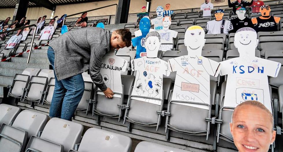 <b>¿Cuánto durarán los aficionados de cartón?</b>
<br>No existe una fecha exacta para que los estadios vuelvan a lucir a sus aficionados en las tribunas, el tiempo es inexacto y, por lo pronto, tenemos que conformarnos con una imagen estática de los fans o con su presencia virtual.