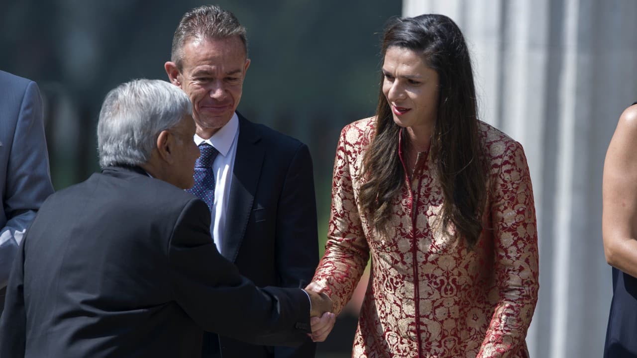 Andrés Manuel López Obrador saluda a Ana Guevara en el Comité Olímpico Mexicano en octubre pasado.