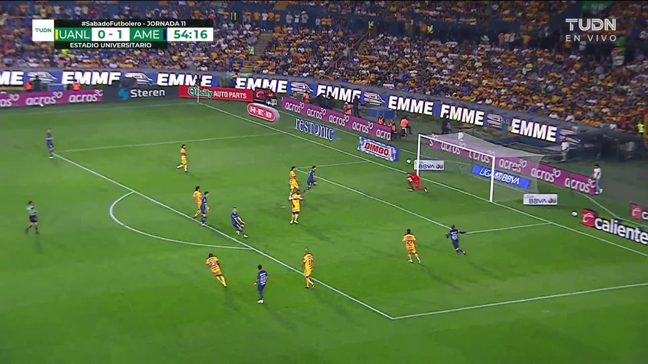 ¡TIRO ATAJADO! disparo por Leonardo Suárez.