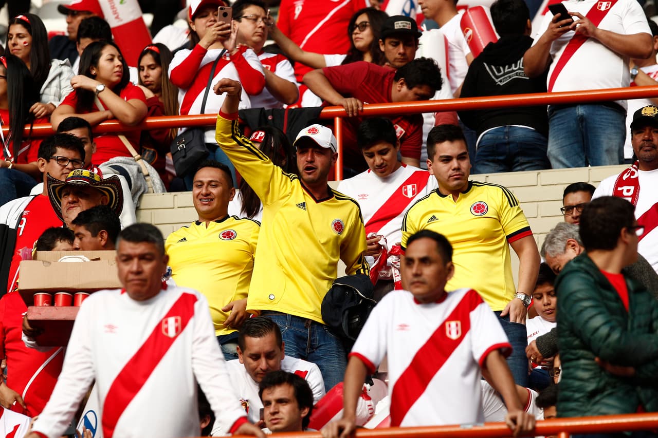 El ambiente en Lima tuvo a fanáticos peruanos y colombianos en medio de la expectativa de u partido clave para el futuro de ambos y del resto de equipos.