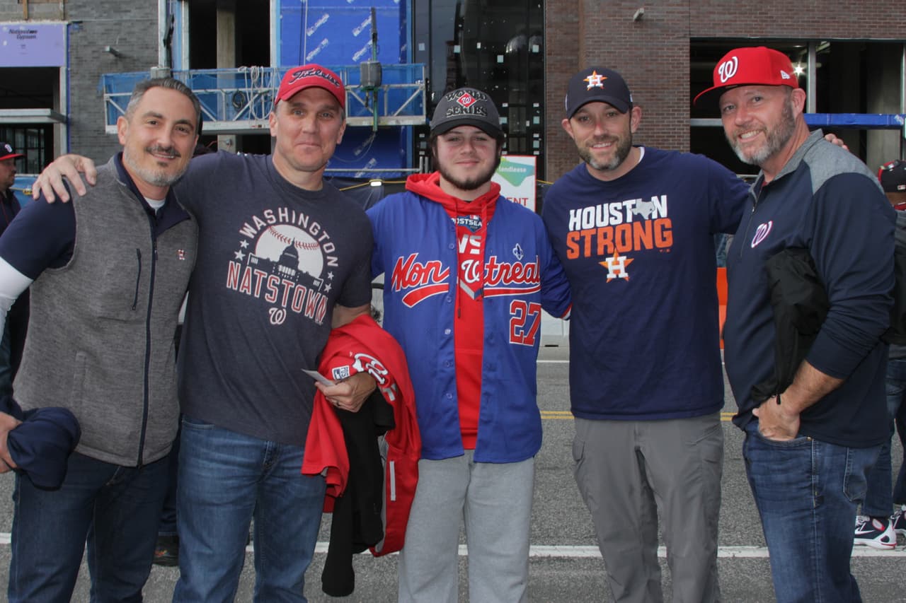 Comienza a caer la noche en Washington y los aficionados empiezan a llegar el estadio para ver el juego 3 de la Serie Mundial.