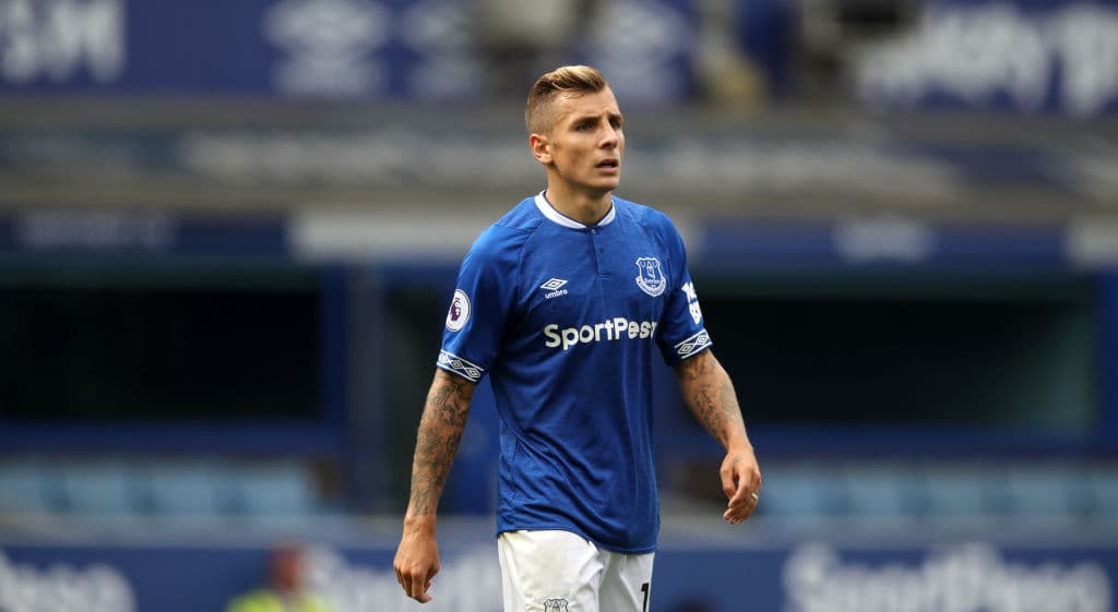 El francés Lucas Digne llegó al Everton por 20.2 millones de euros con el precedente de apenas haber jugado con Barcelona, donde estuvo eclipsado por Jordi Alba durante dos temporadas.