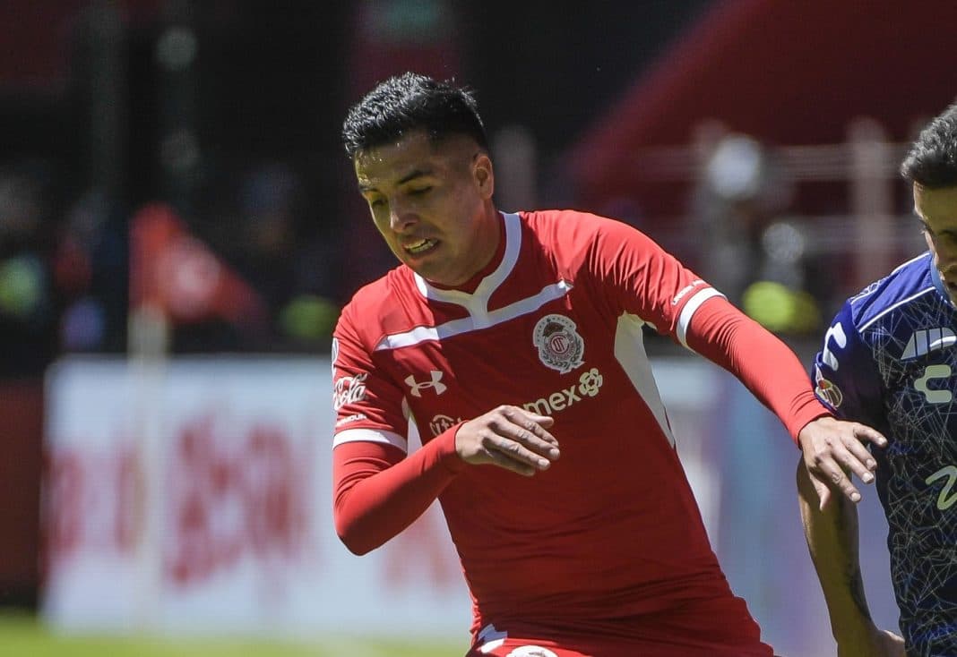 López comenzó a llamar la atención de los azulcremas gracias a sus buenas actuaciones con León y Toluca, aunque durante la más reciente campaña no gozó de la confianza del DT Ricardo Antonio La Volpe.