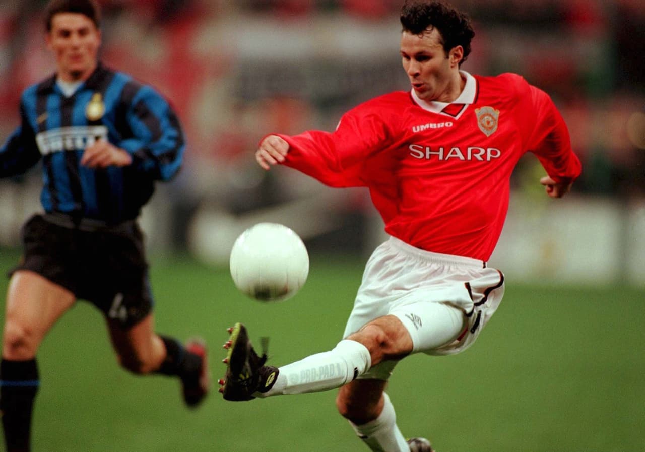 La playera del Manchester United de 1999 pasó a la historia por ser el primer ganador de triplete de Champions, Premier y Copa, atuendo que podría motivar al propio José Mourinho. 
<a href="https://www.univisiondeportesfanshop.com/storeitems?ss=manchester-united" target="_blank">Vea acá más jerseys.</a>