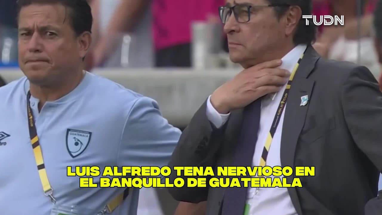 Luis Fernando Tena nervioso en el banquillo de Guatemala
