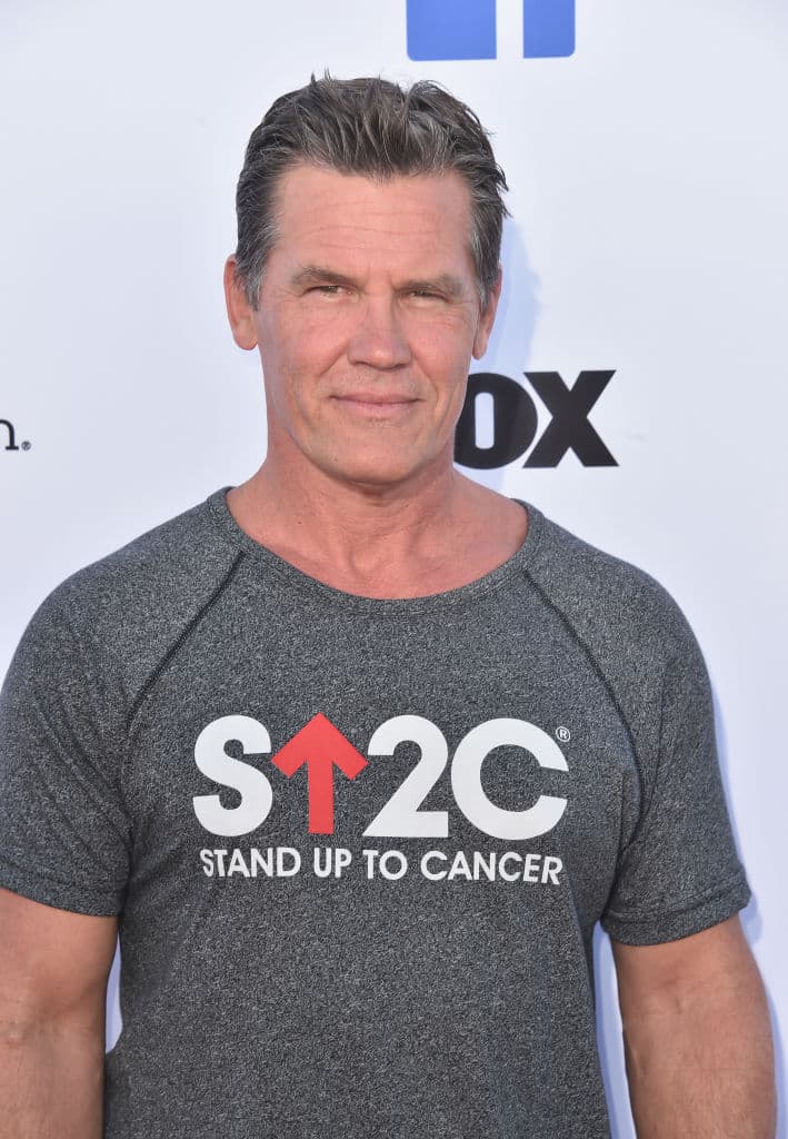 Gracias a su talento, se convierte no sólo en el principal narcotraficante de la ciudad, inundando las calles con productos de mejor calidad y precio, sino también en un hombre público muy respetado. Richie Roberts, un policía incorruptible marginado por su honradez que conoce bien las calles, se da cuenta de que una persona ajena a los clanes trepa por la escalera del poder.
<br>