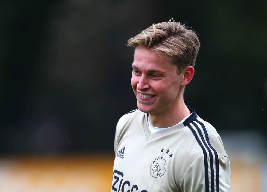<b>1) Frenkie de Jong</b>. El futbolista más costoso en la nómina del Ajax es su estelar mediocampista de 21 años, con un valor estimado en 83.9 millones de dólares y cortejado por otros grandes clubes europeos para la siguiente temporada.