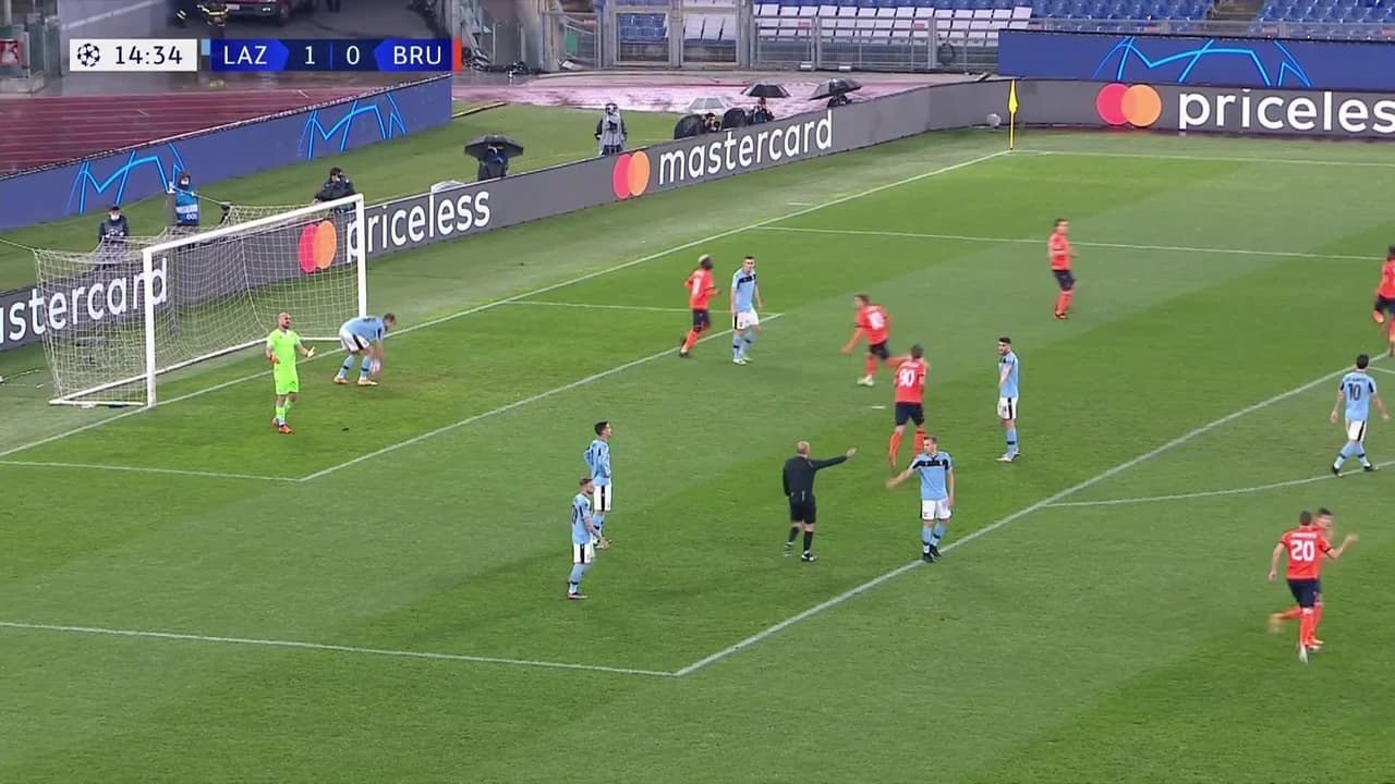 ¡TIRO ATAJADO! disparo por Noa Lang.