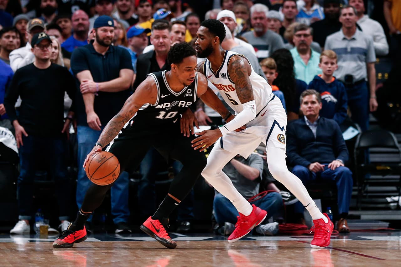 DeMar DeRozan (10) tuvo también una muy buena noche para la causa de los Spurs, al anotar 31 puntos pero desgraciadamente ese esfuerzo no fue suficiente para conseguir la victoria.