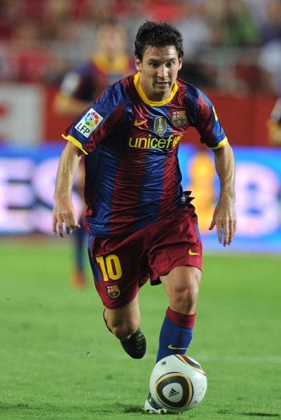 Junto con la edición 2010-11 de la Liga española, la Liga de las Estrellas, repasamos a sus máximos astros. Comencemos con los hombres del momento. En primer lugar está el argentino del Barcelona, Lionel Messi. ‘La Pulga’ regresa a la Liga después del agridulce mundial que tuvo, evento donde el crack no peso como se esperaba e incluso se despidió sin marcar gol. Sin embargo, apenas se enfundó la camiseta blaugrana hizo ver a todos un ‘deja vu’ recortando cinturas y marcando goles en pretemporada y en la Vuelta de la Supercopa española. Esta ‘Pulga’ buscará ‘picar’ tanto hasta, por qué no, volver a ganar el Balón de Oro.