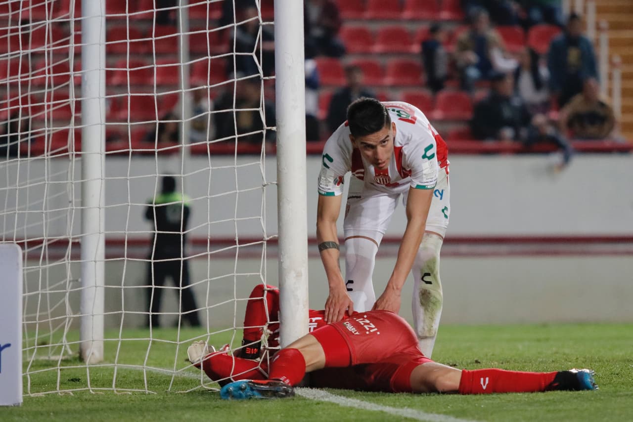Antes del final del partido con una gran atajada, el arquero Hugo González chocó contra el vertical y salvó al Necaxa del empate.