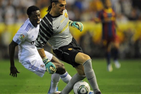 El arquero José Pinto se metió en algunos problemas al salir jugando con el balón. Casi lo perdía.