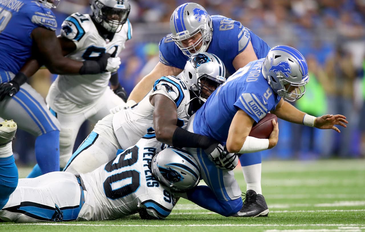 Las ofensivas terrestres estuvieron completamente contenidas durante el partido. Carolina acumuló sólo 28 yardas terrestres por 50 de Detroit.