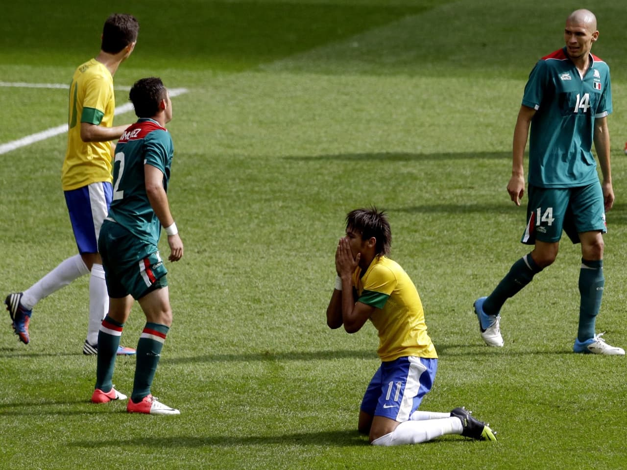Neymar lamenta una oportunidad fallada en la Final de Londres 2012 ante la mirada de Israel Jiménez y Jorge 'Chatón' Enríquez.