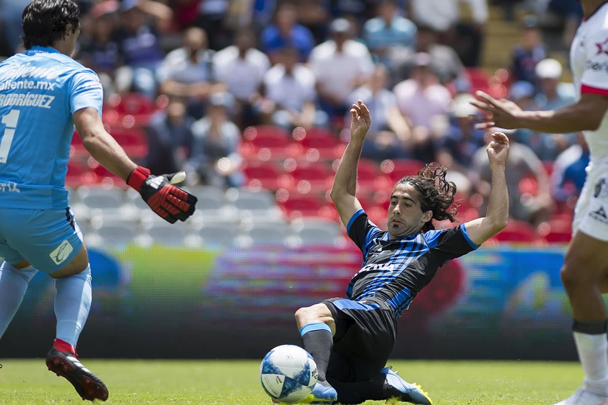 El mediocampista uruguayo Matías Britos (centro) estuvo cerca de anotar ante la salide del arquero de Lobos, José Rodríguez (izquierda).