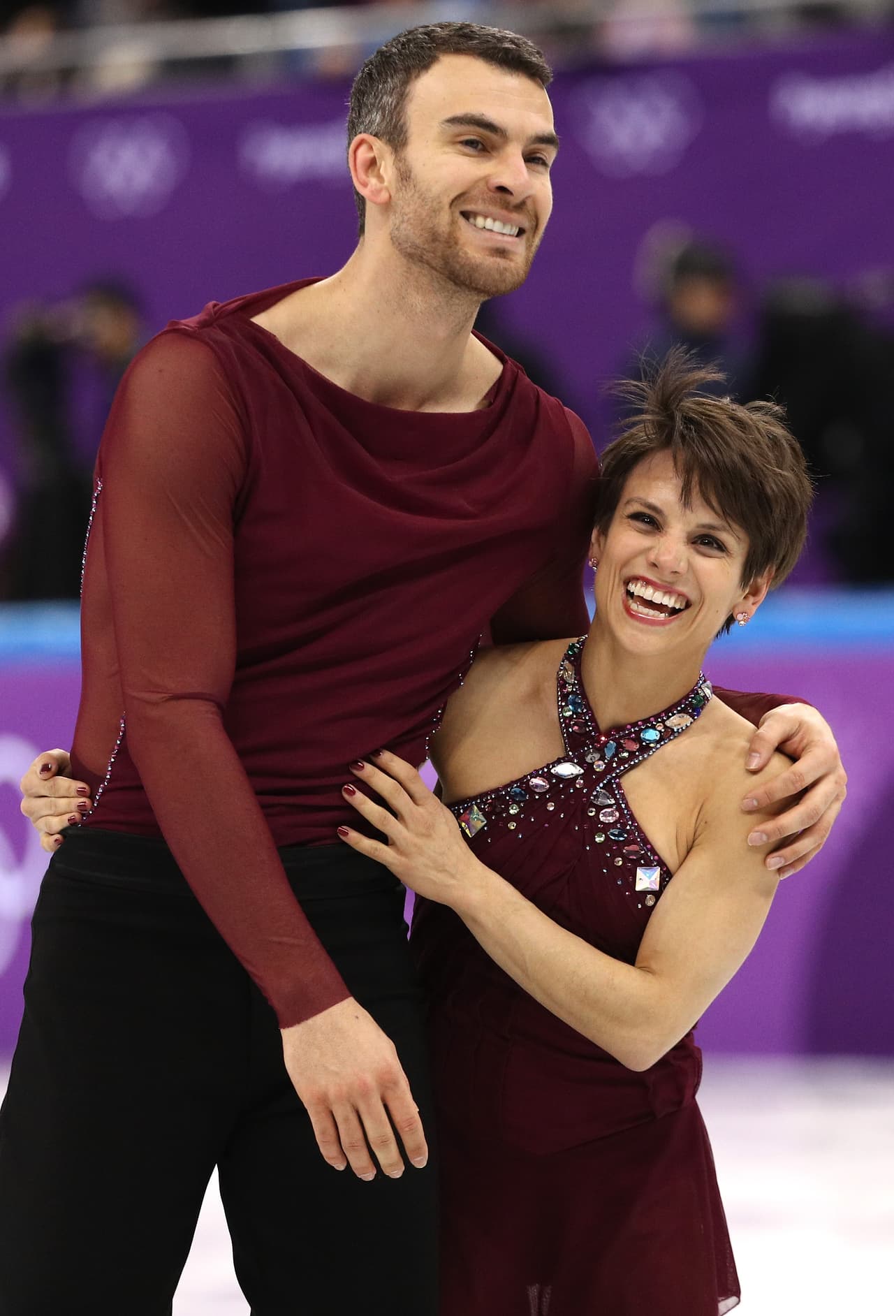 Paradójicamente, en la rutina de Meagan Duhamel y Eric Radford, una de las canciones que tienen se llama 'Héroes', algo que pudieron hacer sentir fuera de la pista.