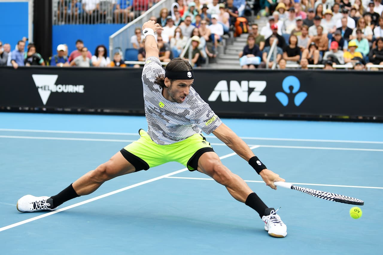 En duelo de españoles, Feliciano Lopez realiza un esfuerzo grande para alcanzar la pelota en su encuentro ante Roberto Bautista.