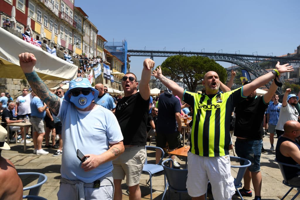 A horas del pitazo inicial de la gran final de la UEFA Champions League, aficionados del Chelsea y del Manchester City llegan al Fan Fest de Porto para comenzar con el apoyo a sus clubes.