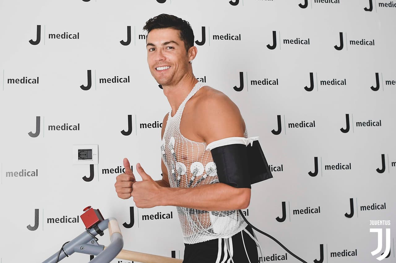 Luego de ganar la UEFA Nations League y darse un tiempo de descanso con su familia, Cristiano Ronaldo se unió este sábado a la pretemporada de la Juventus en Turín. Los fanáticos que estaban en el Training Center aprovecharon para pedirle una foto y un autógrafo al ídolo portugués.