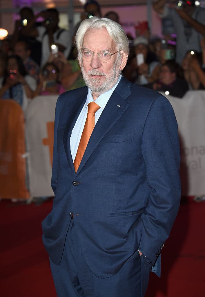 Adaptación de la famosa novela de Ken Follett. En la Edad Media, en una fascinante época de reyes, damas, caballeros, luchas feudales, castillos y ciudades amuralladas, el amor y la muerte se entrecruzan vibrantemente en este tapiz cuyo centro es la construcción de una catedral gótica.
<br>